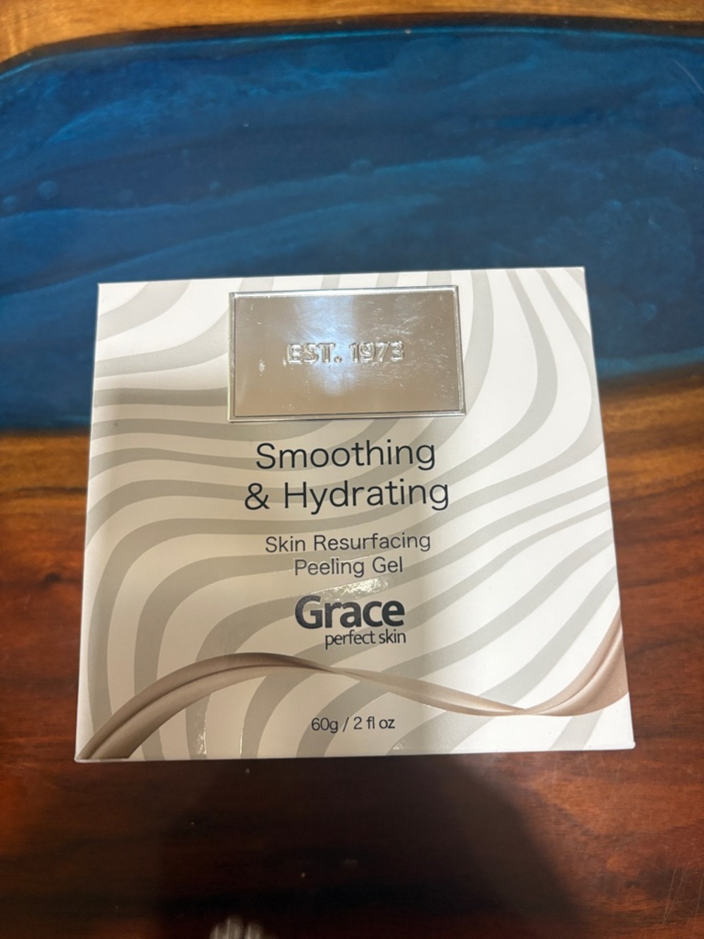 Smoothing & Hydrating Peeling Gel - White & Silver Packaging